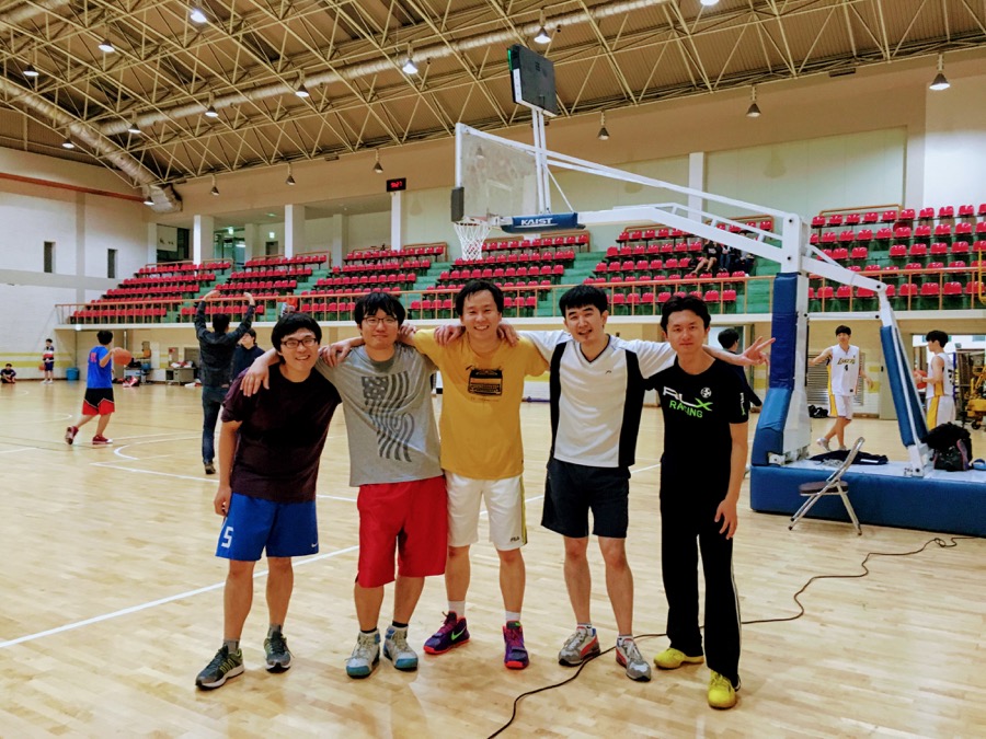 Basketball team photo in an indoor gym